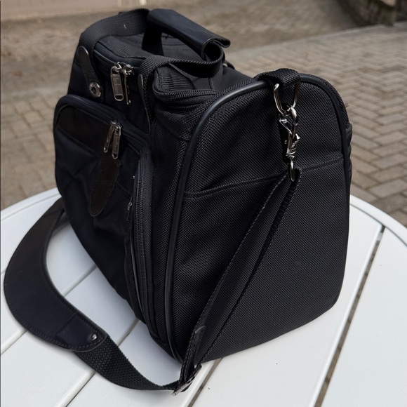 HARTMANN SMALL CARRY ON COSMETIC, TOILETRY BAG BLACK NILON WITH STRAP - Picture 4 of 14